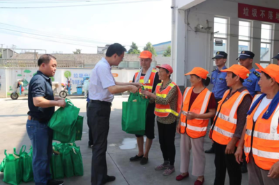 夏日送清涼，情系環(huán)衛(wèi)工——唐進(jìn)開展夏季“送清涼”慰問活動(dòng)